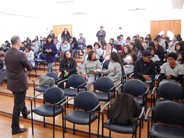 Los estudiantes de enseñanza media de Huara en la charla de la Defensoría Regional de Tarapacá.