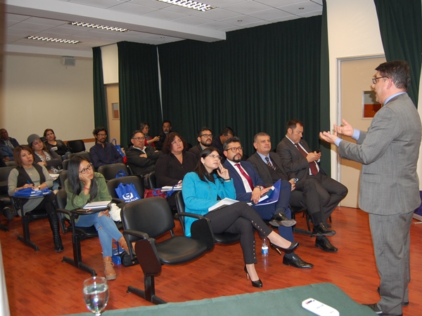 El jefe de Estudios expuso ante los periodistas de Iquique y ante representantes del Poder Judicial, el Ministerio Público y la Defensoría.