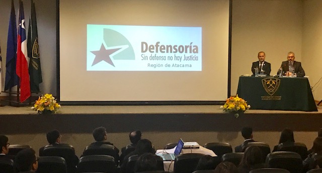 El Defensor Regional de Atacama, Raúl Palma Olivares, se dirige al público presente en  el congreso de estudiantes de derecho penal.