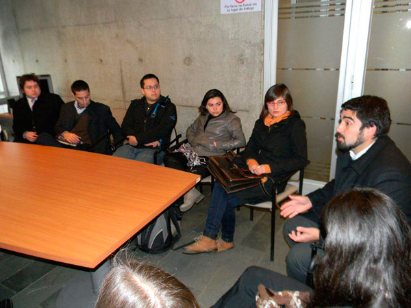 El defensor público Rodrigo Castro durante la charla que ofreció a los estudiantes de la Universidad Alberto Hurtado.