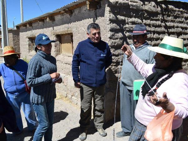 El equipo de la Defensoría de Tarapacá y los dirigentes de Cariquima en una parte del recorrido de difusión por el poblado.