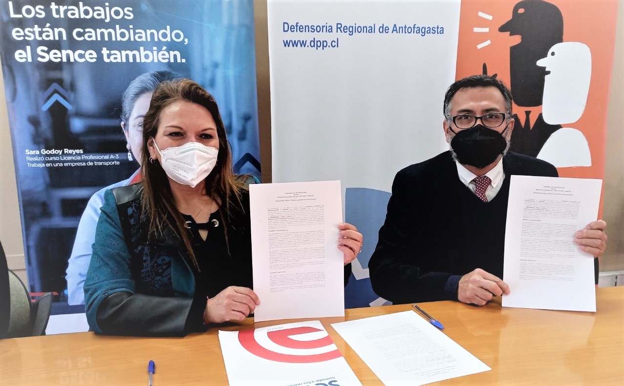 La directora regional de Sence, Claudia Meneses, y el Defensor Regional, Ignacio Barrientos, firmaron el convenio de colaboración interinsticional.