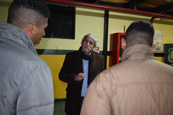 El defensor local jefe de Linares, Marco Caballero, se reunió con inmigrantes privados de libertad en la cárcel de esa ciudad.