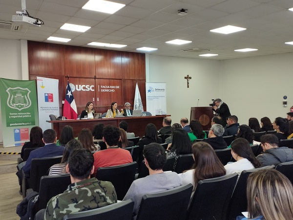 Más de 80 personas de distintas instituciones públicas y estudiantes participaron en el seminario.