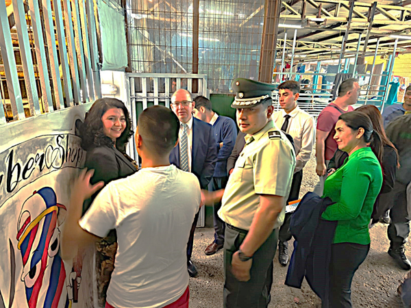 El Defensor Nacional (s), el alcaide, la Defensora Regional (s) y la defensora local jefe durante el desarrollo de la actividad.