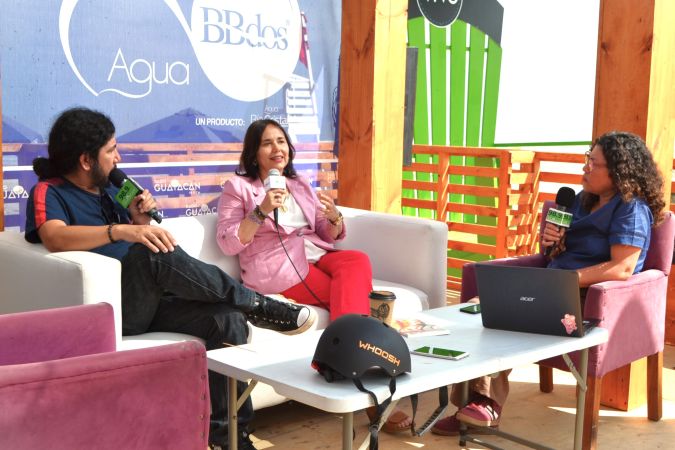 In&eacute;s Rojas en los estudios de radio "Guayac&aacute;n", situados en plena Avenida del Mar en La Serena.