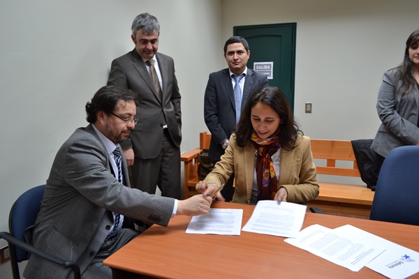 La Defensora Regional, Bárbara Katz, junto al juez de Carahue, Rodrigo Alarcón. Observan Pablo Ardouin (DPM) y Mario Quezada, jefe de Estudios.