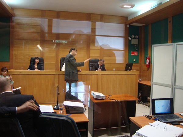 En la imagen, el defensor público Alvaro Valdebenito interroga a un testigo durante una audiencia del juicio oral por el ataque al fundo Brasil.