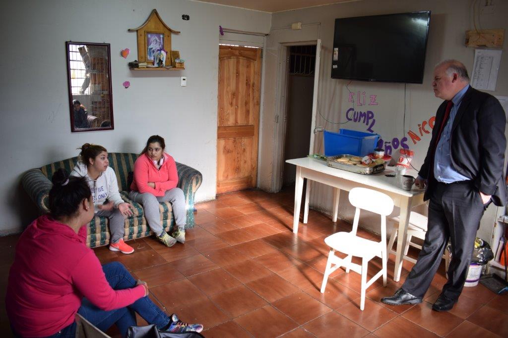 El Defensor Regional de Aysén, Jorge Moraga Torres, se reunió con las mujeres recluidas en la cárcel de Coyhaique.