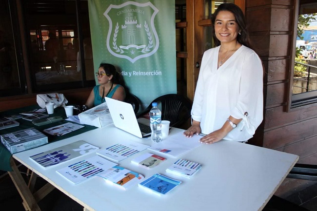 La defensora penal pública de Villarrica, Carolina Sandoval, orientó a los vecinos en Pucón. 