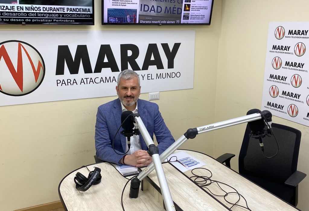 (Foto de archivo) El Defensor Regional de Atacama, Raúl Palma Olivares, en radio "Maray".