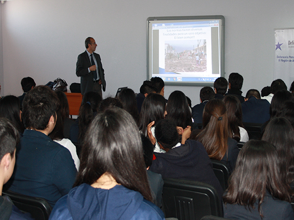 El jefe de Estudios de Atacama, Renato González dio a conocer la Ley de Responsabilidad Penal Adolescente a los estudiantes.