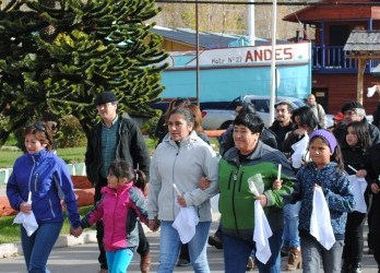 (Imagen gentileza de El Diario de Aysén) Familiares de Iván Vásquez protagonizaron marchas en Chile Chico para exigir justicia tras su muerte.