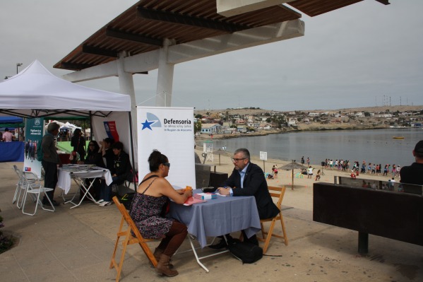 Defensor Regional, Raúl Palma Olivares presta orientación a usuarios en actividad realizada en Playa Mansa.