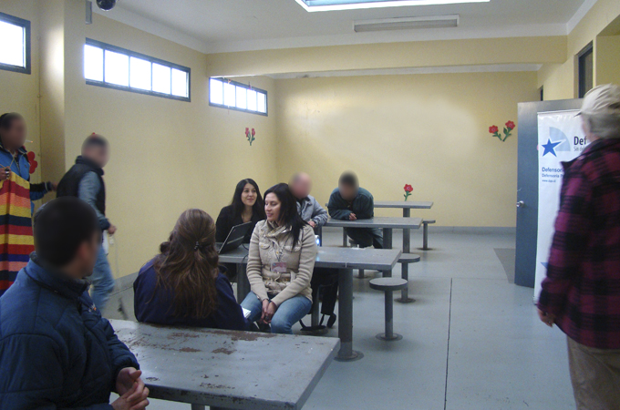 Las profesionales del Servicio de Salud de Concepción junto a los internos previo a la actividad.