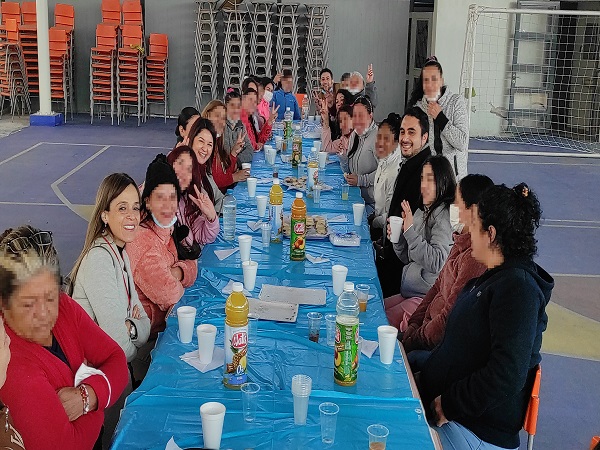 Un alegre desayuno compartieron internas de la carcel de Santiago y profesionales de la Defensoría.