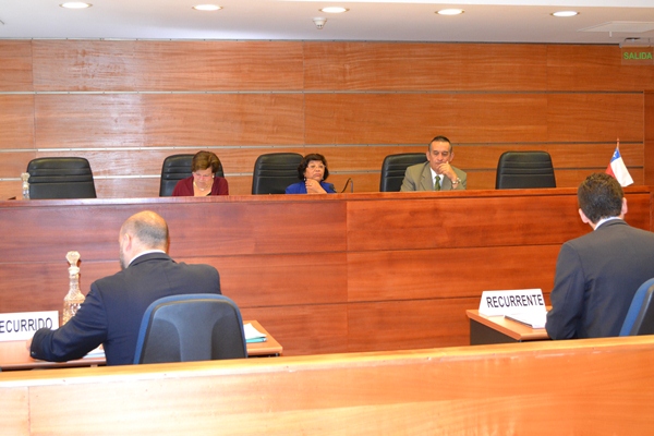 El defensor Marcelo Pizarro (izq) expone sus argumentos ante los magistrado de la Corte de Apelaciones de Temuco