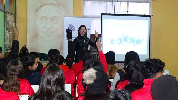 La psicologa Golda Barrientos durante la charla en el Liceo "Mario Bahamondes".