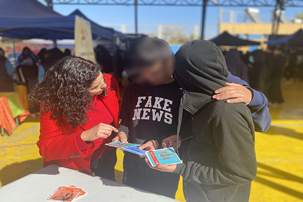 La asistente social Yesenia Cort&eacute;s convers&oacute; con alumnos del establecimiento educacional y les inform&oacute; la misi&oacute;n de la Defensor&iacute;a.