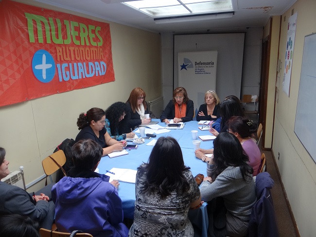 Al taller asistieron diez mujeres adscritas a programas del Prodemu y dirigentas de organizaciones sociales.