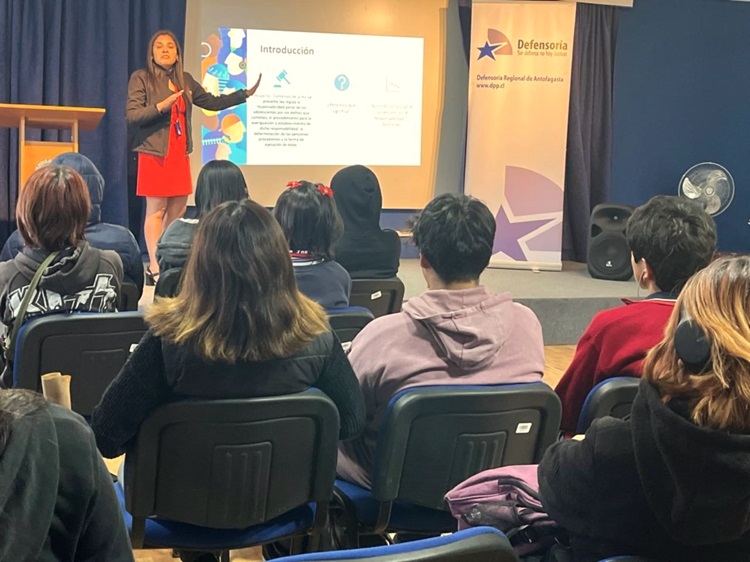 El equpo de defensa juvenil de Calama durante la reunión con los estudiantes del liceo.