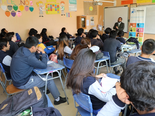 El defensor público Gabriel Apaza durante la charla con los estudiantes de tercero medio.