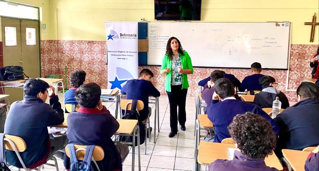 La trabajadora social Yesenia Cortés explicó a los jóvenes cuáles son los alcances de la Ley N° 20.084.