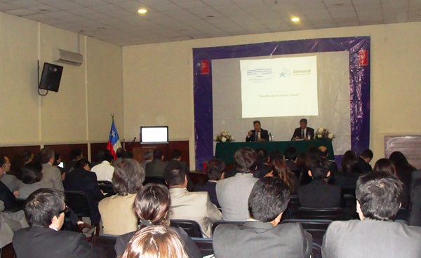 En el seminario participaron diversos académicos, entre ellos Cristian Riego y Mauricio Duce.