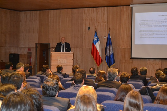 El defensor público Marcelo Pizarro, abogado de la Unidad de Estudiosde La Araucanía expuso en el auditorio de la PDI.