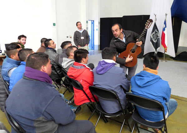 El concertista en guitarra Marcelo Vidal y el director musical, Eduardo Díaz, trabajan en la sensibilización musical con los internos.