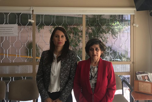 La defensora local jefe de Vallenar, Karina Rojas, y su asistente, Juanita Cruz, destacaron el apoyo que prestan las cápsulas a su labor.