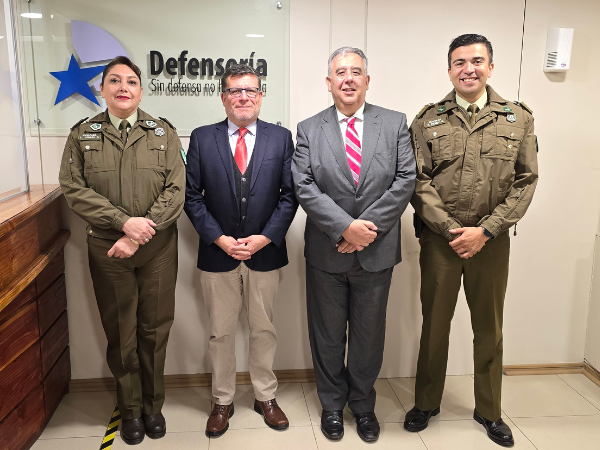 Los representantes de la Defensor&iacute;a y de Carabineros tras la reuni&oacute;n de coordinaci&oacute;n.