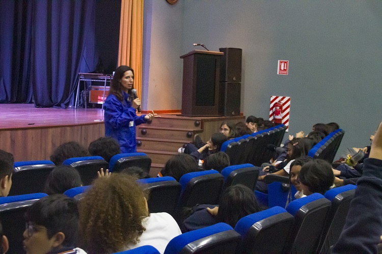 la psicóloga de la unidad de defensa juvenil Golda Barrientos retomó las charlas a liceos y colegios