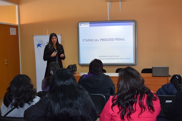 La defensora penal pública juvenil Bárbara Contreras expuso en el Liceo de Colbún sobre los derechos de los jóvenes imputados de un delito.