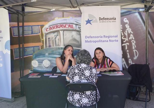 Las profesionales de la DRMN despejaron dudas y dialogaron con las y los vecinos de la Villa Ol&iacute;mpica.