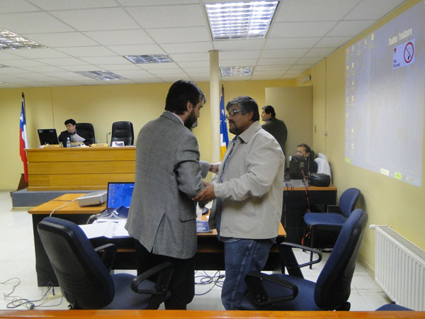 Gabriel Velásquez (derecha) saluda efusivamente al defensor público Juan Ignacio Lafontaine al término del juicio oral en que fue absuelto.