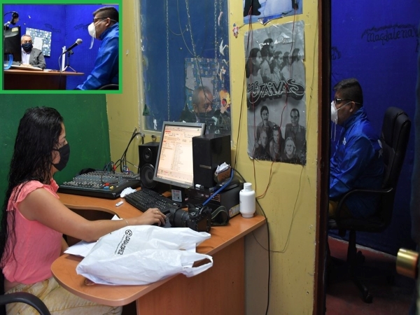 El Defensor Regional de Tarapacá en los estudios de 'Radio Estación' del penal de mujeres de Iquique.