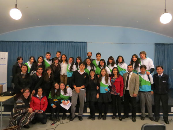 Al término de la actividad, los alumnos se fotografiaron con los funcionarios de la Defensoría Regional de La Araucanía.