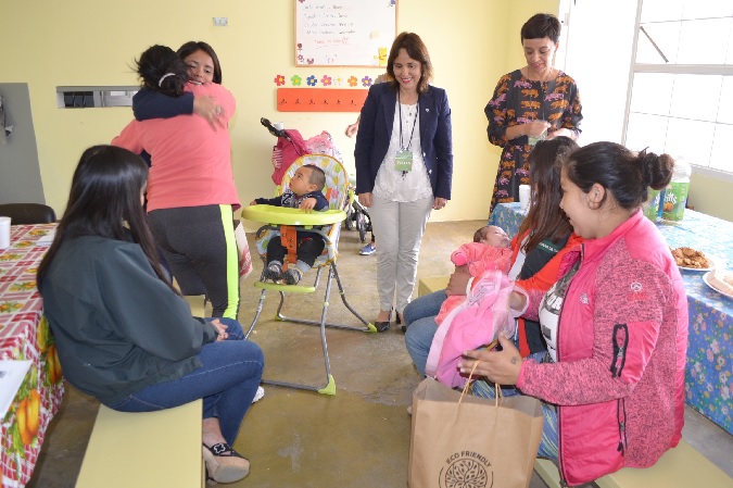 Regalos para las madres, sus hijos y un ajuar para una interna embarazda entregó la Defensora Regional durante la visita.