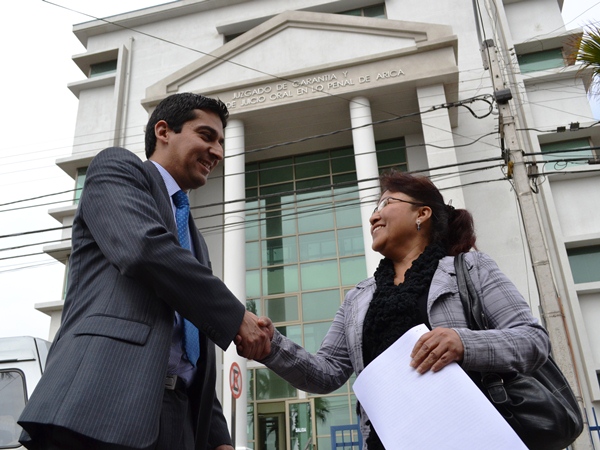 El defensor penal público Neo Rojas se congratula con Teodora García tras la absolución de la mujer.