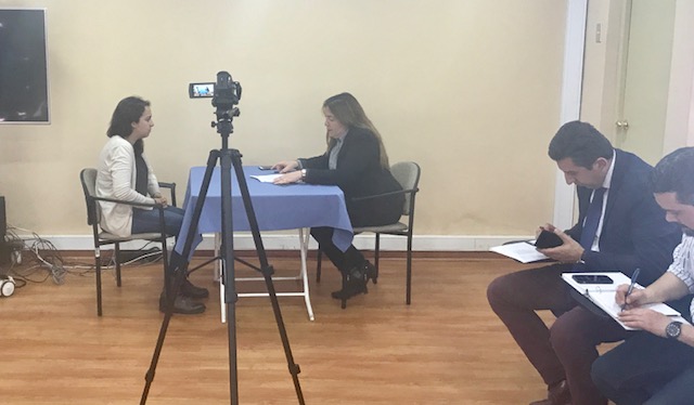 La defensora local jefe de Copiapó, Violeta Villalobos, simula una primera entrevista con una imputada "extranjera".