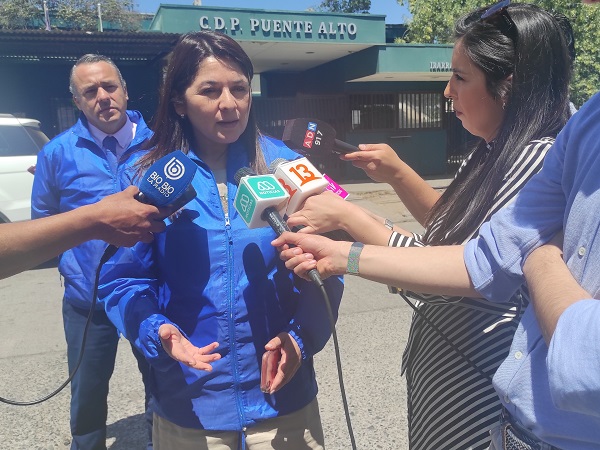La Defensora Regional Loreto Flores y el jefe de Estudios, Mario Palma, visitaron ayer la cárcel de Puente Alto