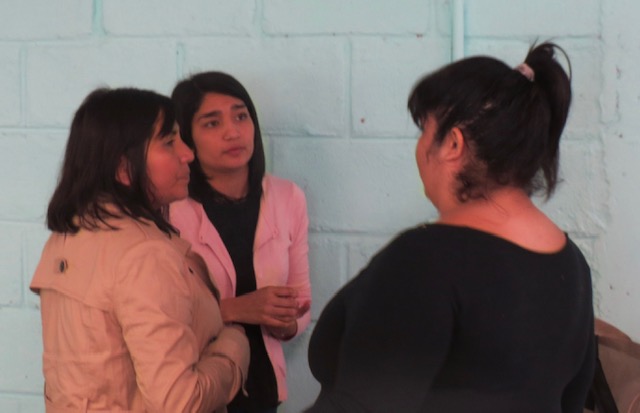 (Foto de archivo) La defensora penitenciaria Viviana Luco junto a su asistente, atendiendo las consultas de una mujer privada de libertad en Vallenar.