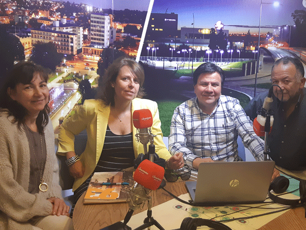 María Soledad Llorente en los estudios de radio El Conquistador, junto a Sandra Silva y a los locutores Andrés Mujica y Guillermo Valderas.