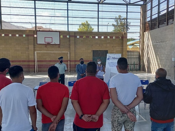 La charla se realizó en el gimnasio de la cárcel ariqueña.