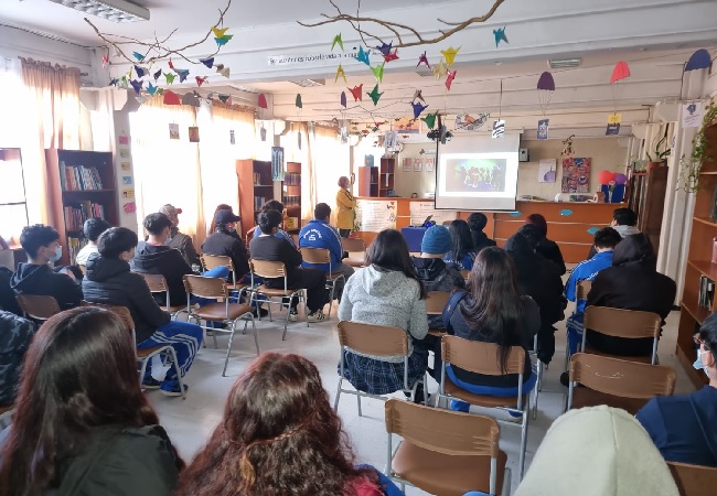 La trabajadora social Catalina Rubio conversó con las y los estudiantes de Chillán Viejo.