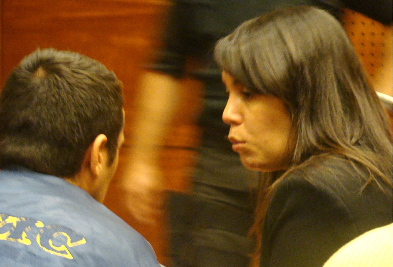 Tras conocer la condena a 15 años de presidio, la defensora pública Karen Fernández conversa con su defendido, Raúl López.