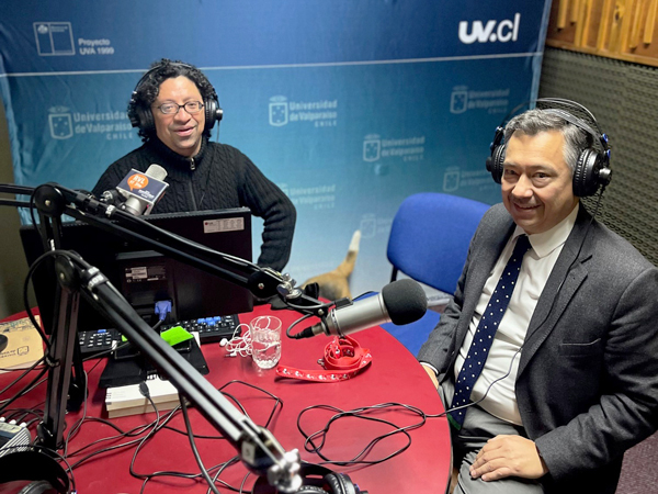 El Defensor Regional de Valparaíso, Claudio Pérez García, durante la entrevista radial.