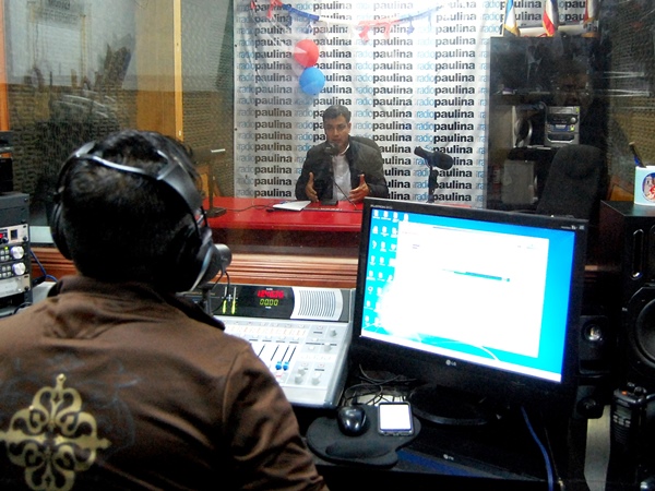 Cristian Núñez, el múltiple hombre de radio, frente al jefe de Estudios de la Defensoría en Tarapacá, Cristian Sleman.