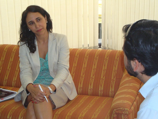 La Defensora Regional de La Araucanía, Bárbara Katz, entrevistada por el periodista Hugo Oviedo, del diario El Austral.
